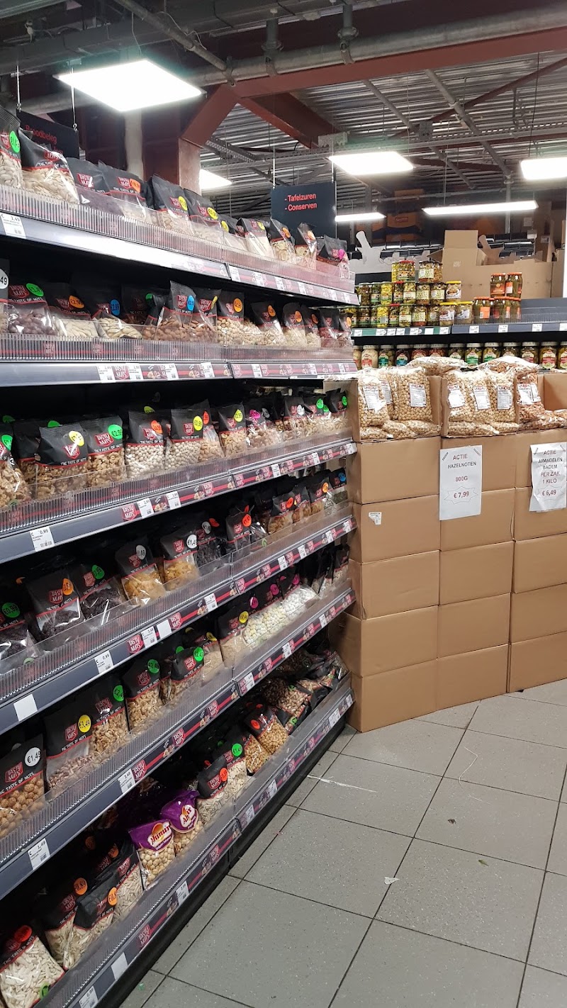 Schappen met dagelijkse boodschappen.
