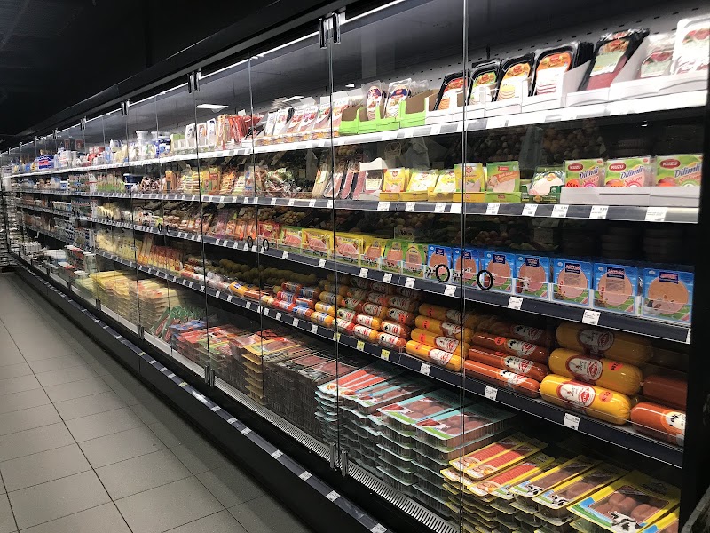 Het koelschap met vleeswaren, kaas en zuivel.