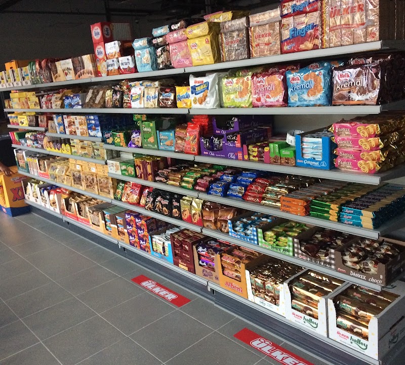 Een schap met Turkse koekjes en zoetwaren.